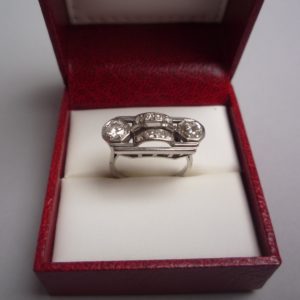 BAGUE JONC ART DECO à pont en platine 950