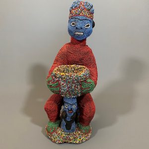 LOT N°66-STATUE PERLEE BAMILEKE / BAMOUN (XXème Siècle) – CAMEROUN.