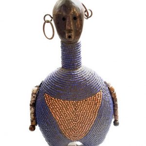 LOT N°38 STATUE PERLEE BAMILEKE / BAMOUN (XXème Siècle) CAMEROUN.