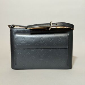 Louis VUITTON.