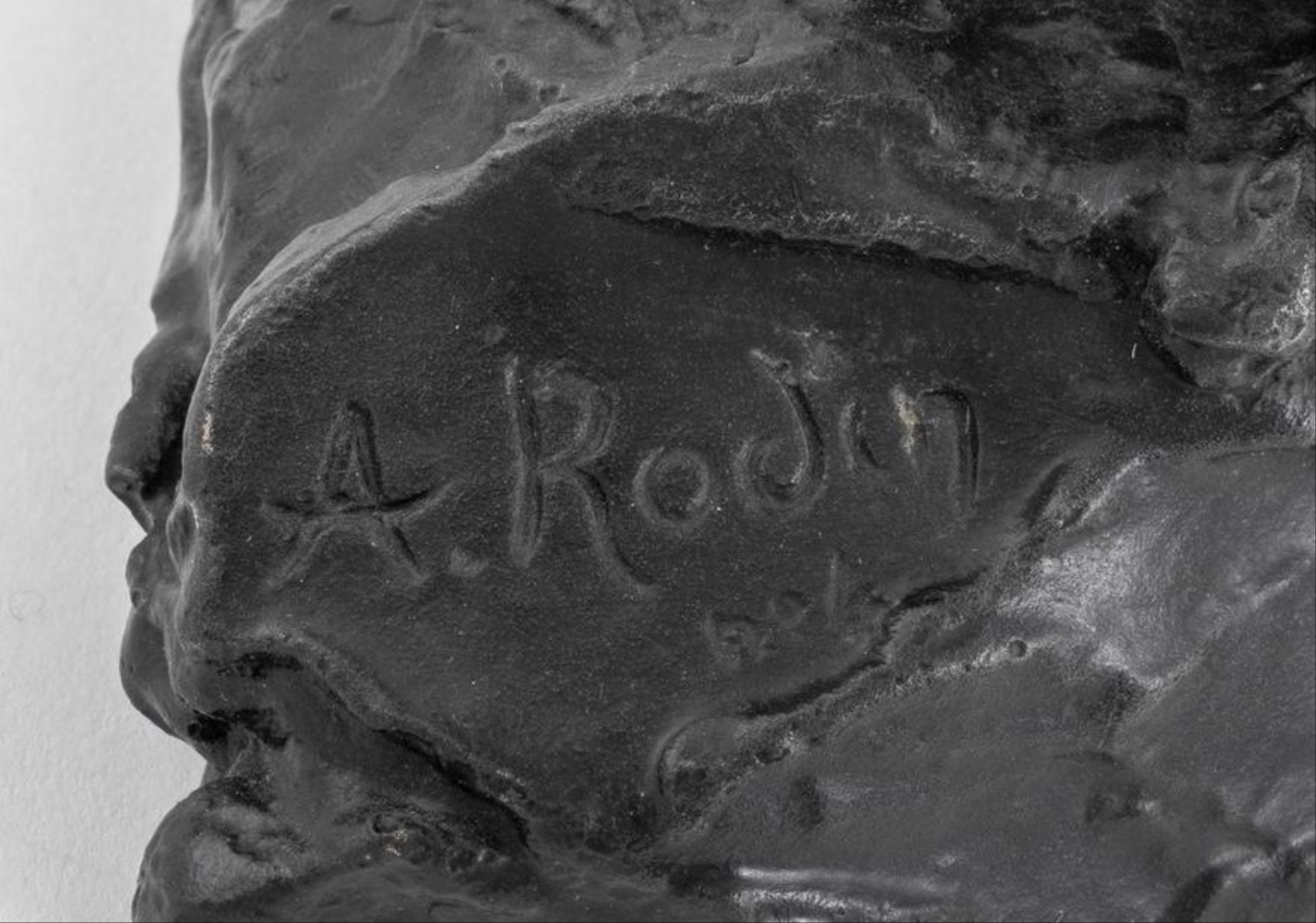 Auguste RODIN (1840-1917), D’APRES Grande baigneuse accroupie, modèle de 1885. Bronze à patine brune nuancée, signé et numéroté n°4, fonte posthume des années 70 de Georges Rudier . - Image 2