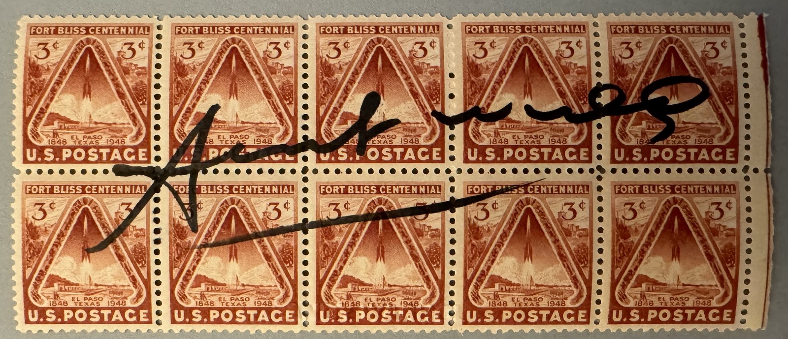 Andy WARHOL (1928-1987), D’après. Sans titre. Marqueur noir sur planche de timbres de 3 cents United States Postage 1848-1948. Signé au marqueur par l’artiste. Cachet de la signature de l’artiste au dos et du cachet Warhol Warhol en creux.