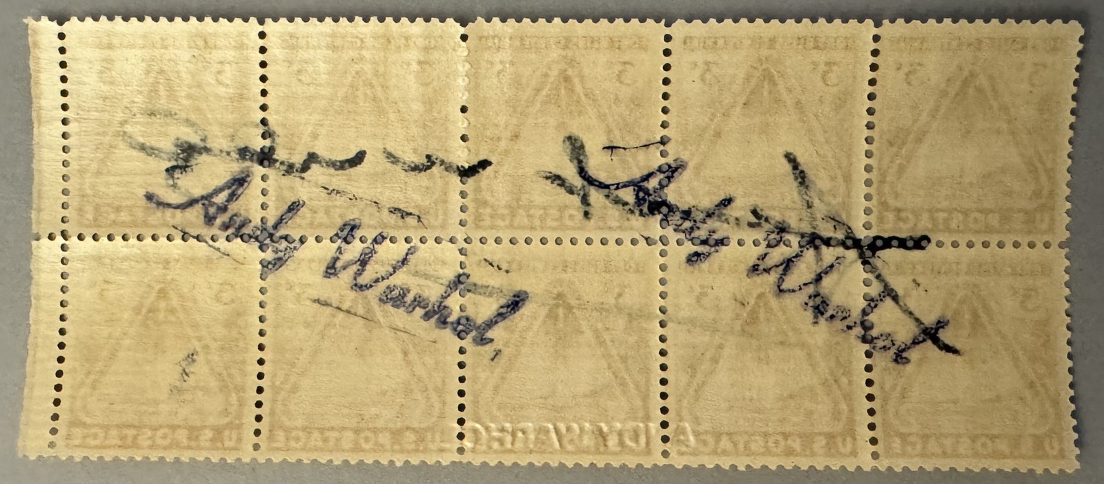 Andy WARHOL (1928-1987), D’après. Sans titre. Marqueur noir sur planche de timbres de 3 cents United States Postage 1848-1948. Signé au marqueur par l’artiste. Cachet de la signature de l’artiste au dos et du cachet Warhol Warhol en creux. - Image 2