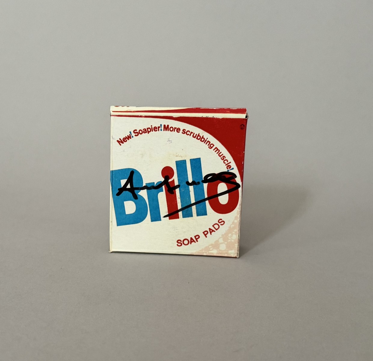 Andy WARHOL (1928-1987), Attribué à. Brillo Soaps Pads. Boîte en carton. Signé au feutre sur le dessus. Cachet de la signature et cachet Warhol Collection au dos.