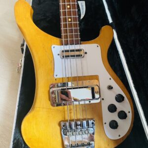 RICKENBACKER 4000 – circa 1960. MAPLEGLO.   Rare vintage Guitare Bass originale en érable, quatre micros, manche en palissandre. Finition Mapleglo en très bon état. Tout d’origine, y compris le boîtier. Fait à la main.