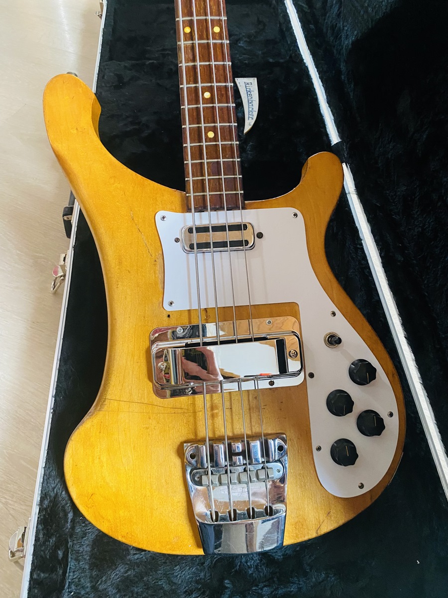 RICKENBACKER 4000 – circa 1960. MAPLEGLO. Rare vintage Guitare Bass originale en érable, quatre micros, manche en palissandre. Finition Mapleglo en très bon état. Tout d’origine, y compris le boîtier. Fait à la main.