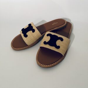 CELINE  Paire de sandales en raffia, cuir marron monogammé, et semelle caoutchouc.  T.38