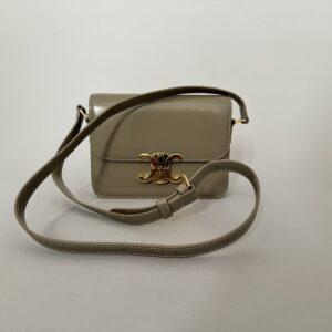 CELINE  Sac Triomphe en cuir vert-amande, petit modèle. Bandoulière cuir. Signé.  18,5 x 14 x 6 cm environ. Dans sa boîte d’origine et Dust bag.