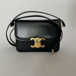 CELINE  Sac Triomphe en cuir noir, petit modèle. Bandoulière cuir. Signé.  18,5 x 14 x 6 cm environ. Dans sa boîte d’origine et Dust bag.