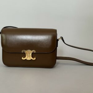 CELINE  Sac Triomphe en cuir marron, grand modèle, trois soufflets . Bandoulière cuir. Signé.  22 x 14 x 7 cm environ. Dans sa boîte d’origine et Dust bag.
