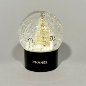 CHANEL.  Boule à neige ornée du flacon de