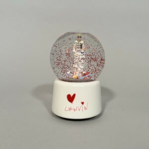 CHANEL.  Boule à neige en verre représentant