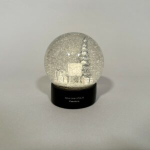 COACH.  Boule à neige figurant une calèche avec