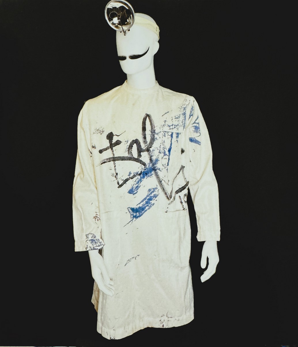 Salvador DALI (1904-1989). « Tenue de peintre-chirurgien ». - Image 2