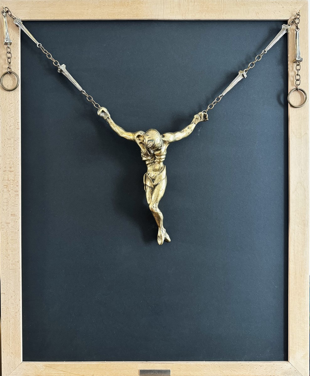 Salvador DALI (1904-1989). « Grand Christ saint jean de la croix ». 1974. Bronze à patine doré tenue par des chaînes à maille forçat coupée de clous stylisés.