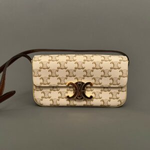 CELINE.Petit Sac en cuir doublé imprimé blanc, porté épaule.