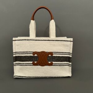 CELINE.<br>Sac cabas en cuir et tissu blanc et beu, porté main.