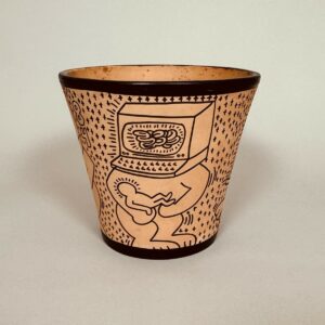 Keith HARING (1958-1990), Attribué à.  Grand pot en terre cuite décorée de dessins au marqueur noir.