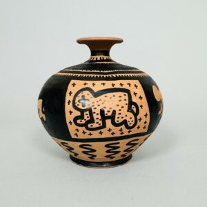 Keith HARING (1958-1990), Attribué à.  Vase balustre en terre cuite décorée de dessins au marqueur noir.