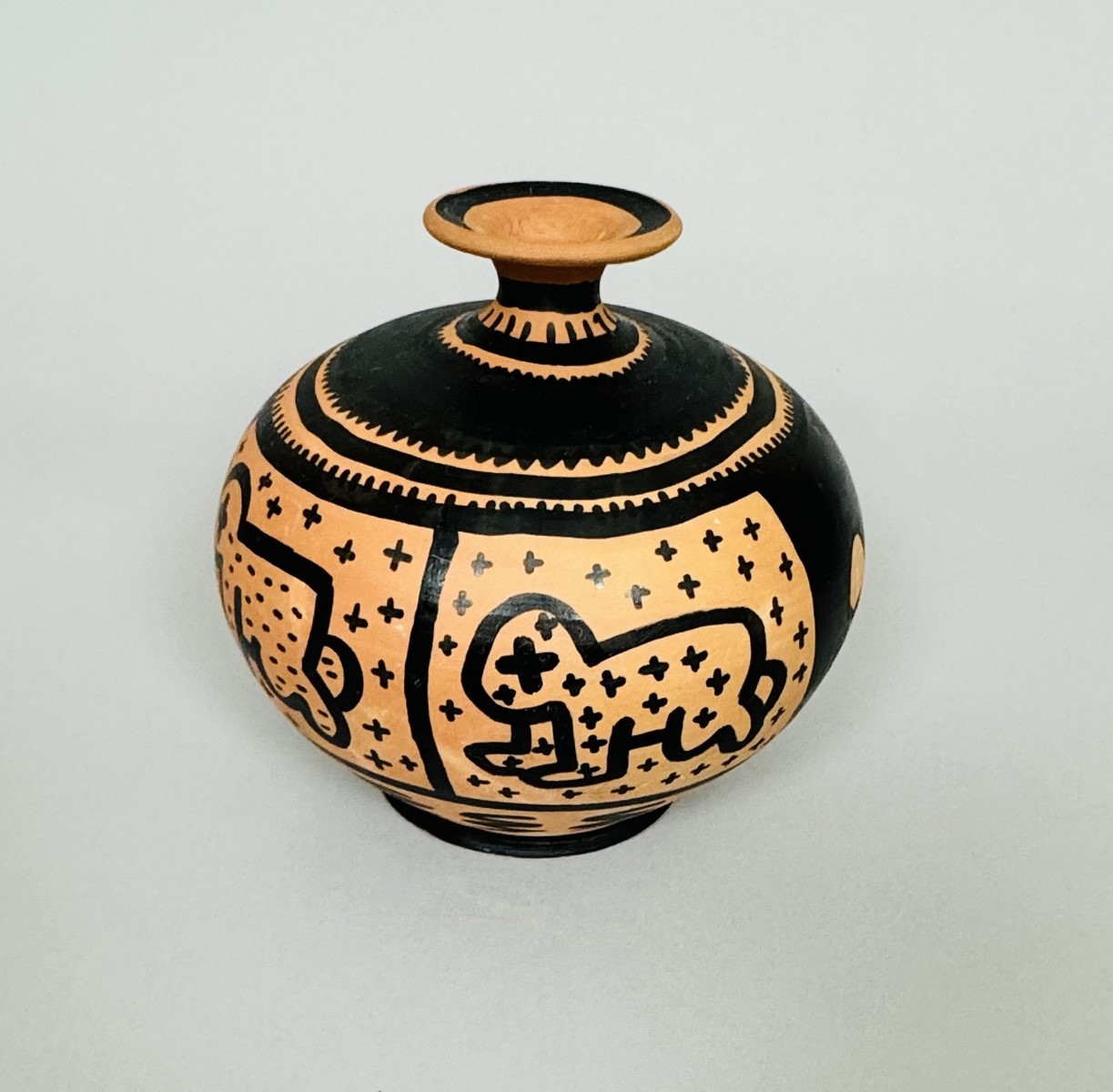 Keith HARING (1958-1990), Attribué à. Vase balustre en terre cuite décorée de dessins au marqueur noir. – Image 2