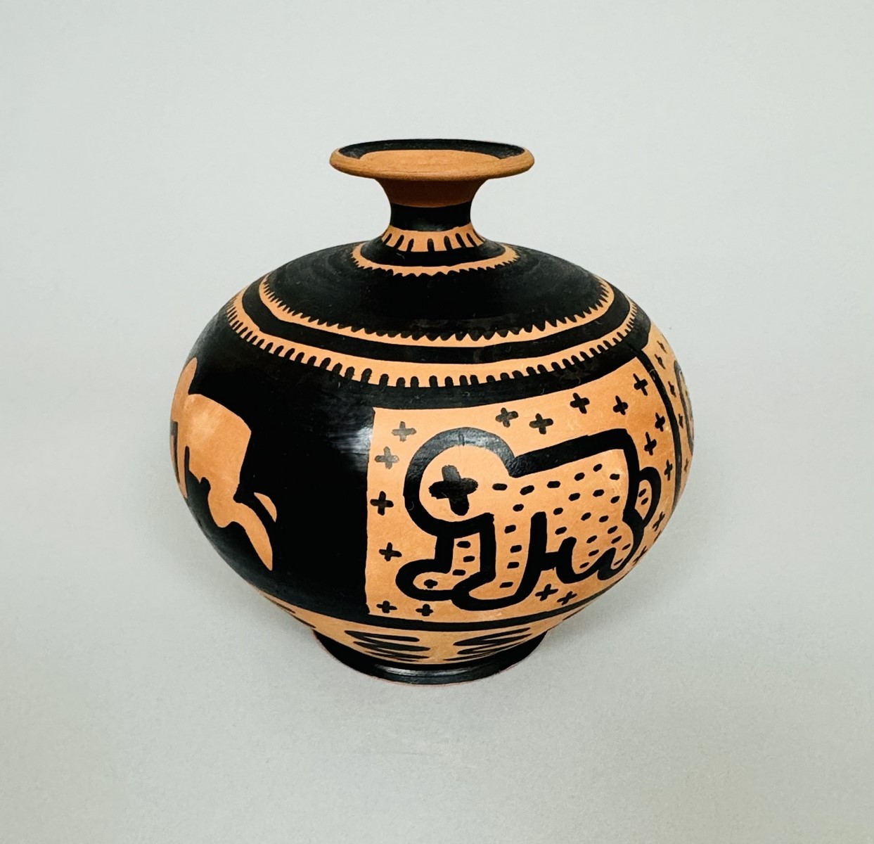 Keith HARING (1958-1990), Attribué à. Vase balustre en terre cuite décorée de dessins au marqueur noir. – Image 3