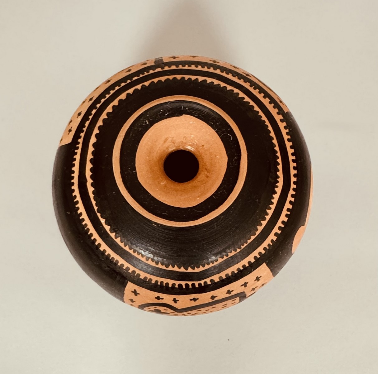 Keith HARING (1958-1990), Attribué à. Vase balustre en terre cuite décorée de dessins au marqueur noir. – Image 4