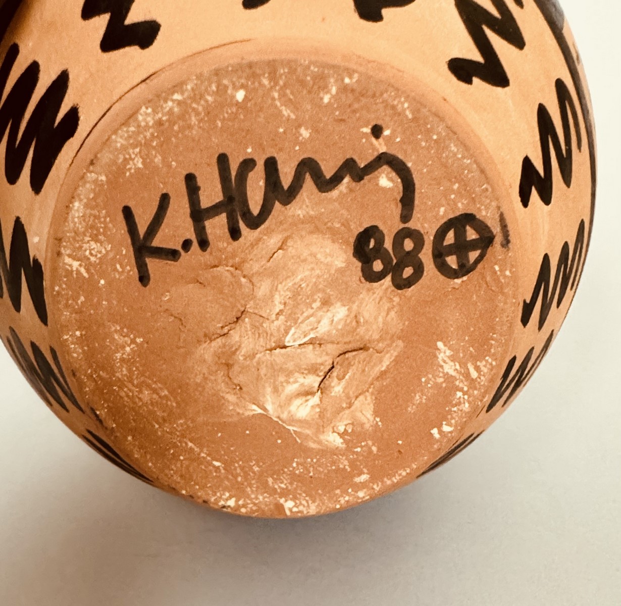 Keith HARING (1958-1990), Attribué à. Vase balustre en terre cuite décorée de dessins au marqueur noir. – Image 5