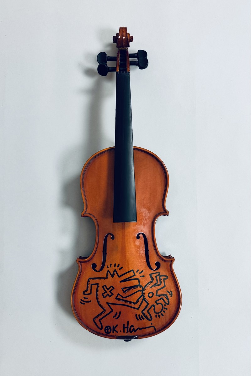 Keith HARING (1958-1990), Attribué à. Violon portant un dessin au marqueur noir,
