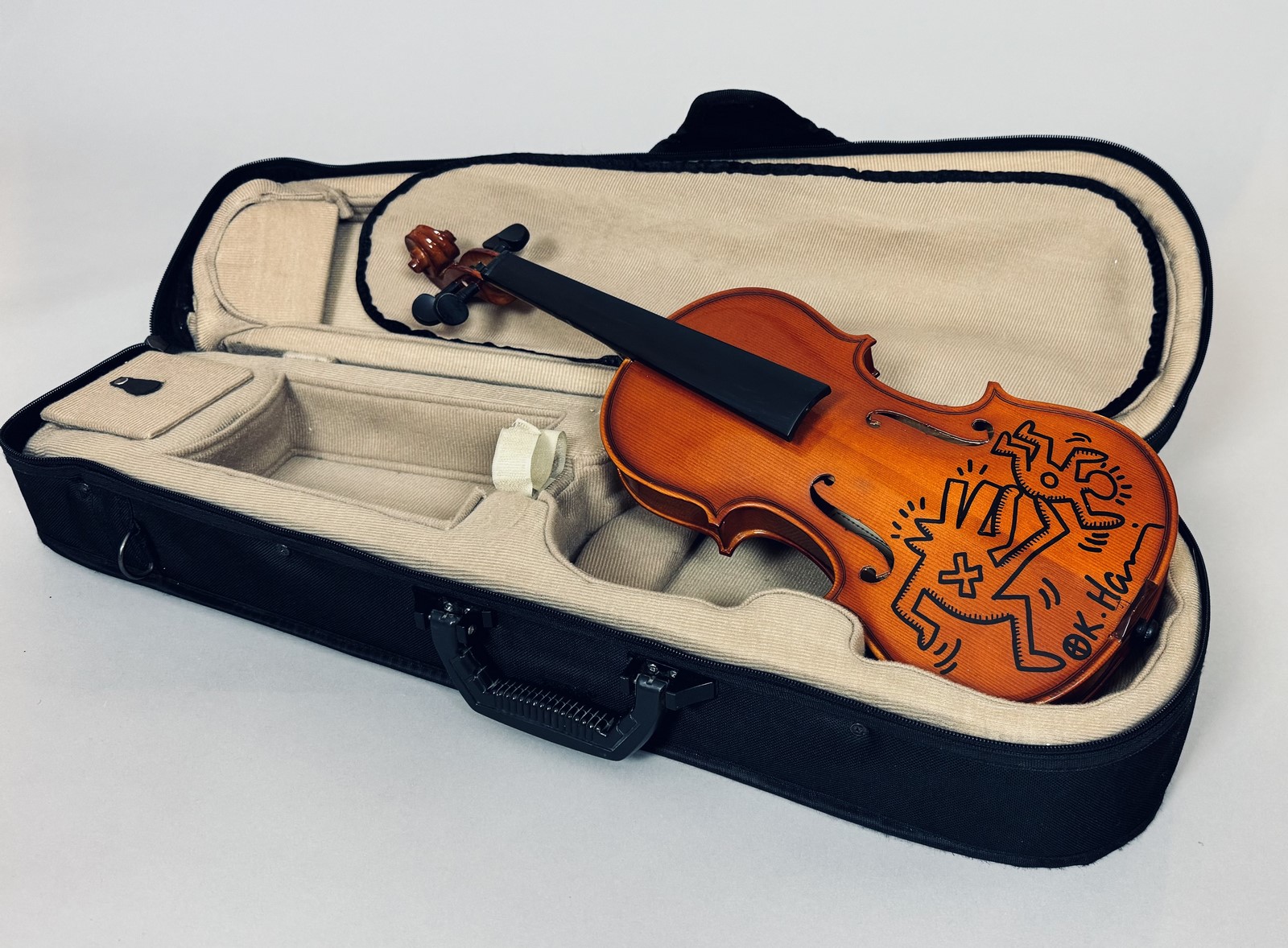 Keith HARING (1958-1990), Attribué à. Violon portant un dessin au marqueur noir, – Image 3