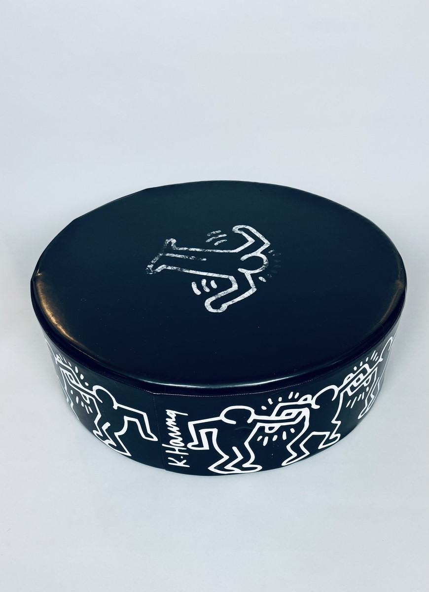 Keith HARING (1958-1990) Pouf circulaire en mousse gainée de skaï noir orné d'un personnage stylisé blanc – Image 2
