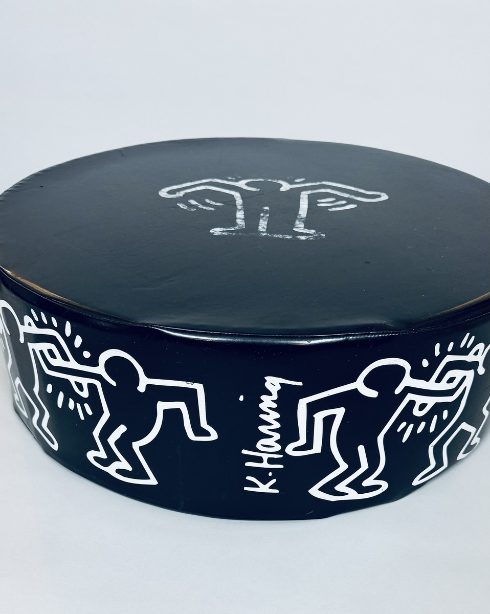 Keith HARING (1958-1990) Pouf circulaire en mousse gainée de skaï noir orné d'un personnage stylisé blanc – Image 3