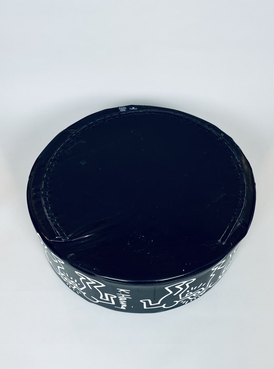 Keith HARING (1958-1990) Pouf circulaire en mousse gainée de skaï noir orné d'un personnage stylisé blanc – Image 5