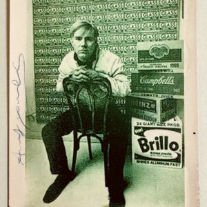 Andy WARHOL (1928-1987), Attribué à. Photographie en noir et blanc représentant Andy Warhol assis à côté de cartons de Brillo et de Campbell’s.