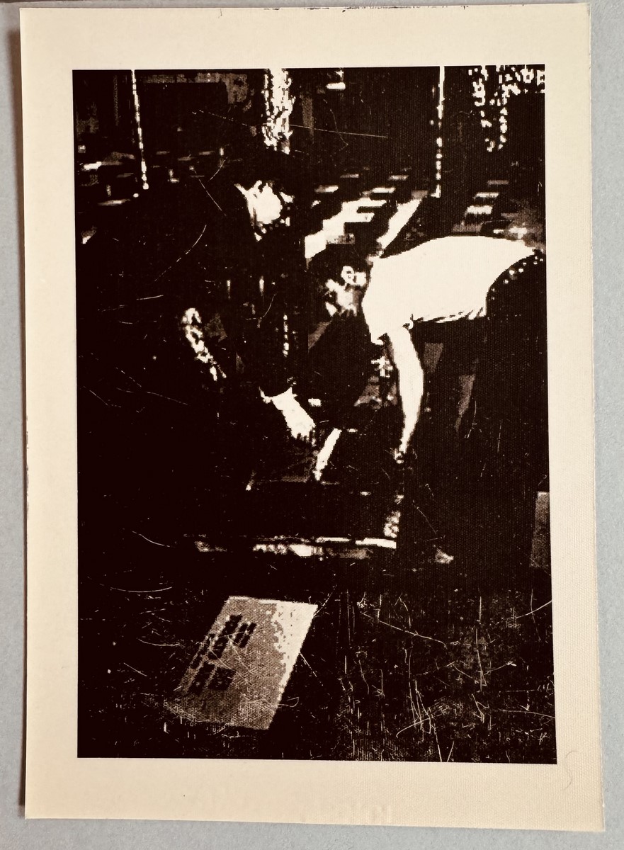 Andy WARHOL (1928-1987), Attribué à. Photographie argentique en noir et blanc, représentant Andy Warhol lors d’un Happening.
