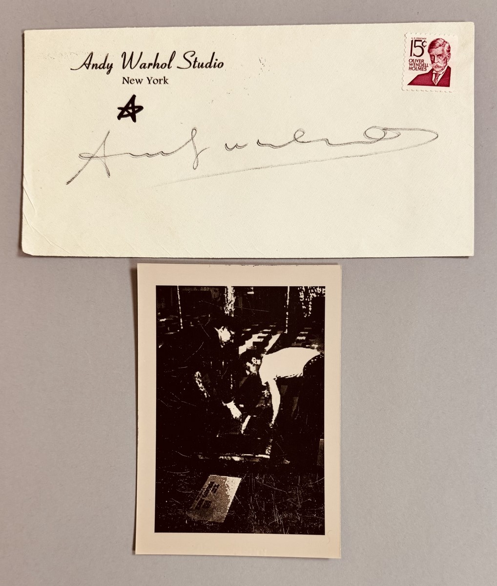 Andy WARHOL (1928-1987), Attribué à. Photographie argentique en noir et blanc, représentant Andy Warhol lors d’un Happening. – Image 2