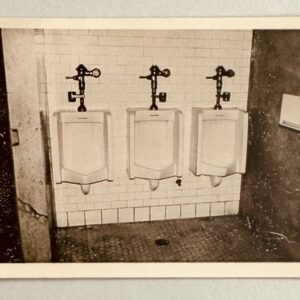 Andy WARHOL (1928-1987), Attribué à.  Les toilettes de la Factory.