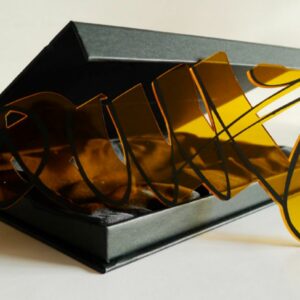 QUIK (LIN FELTON, alias) (Né en 1958)  Coffret sculpture en plexiglas.