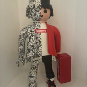 NEVER (Né en 1978) et SAWY.  PLAYMOBIL XXL SUPREME TAG, 2024.