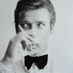 ANONYME – ROGER MOORE.  Photographie de presse.