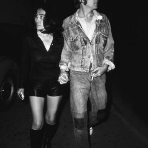 Jean Pierre FIZET (Né en 1942)  John Lennon et Yoko Ono à Cannes,1971. Tirage argentique sur papier baryté, signé et numéroté 6/20.