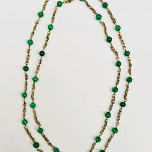 BOUCHERON SAUTOIR en or jaune (750 millièmes) torsadé alterné de perles en chrysoprase. Agrémenté d’un fermoir à cliquet invisible signé et numéroté. Travail français, vers 1970.