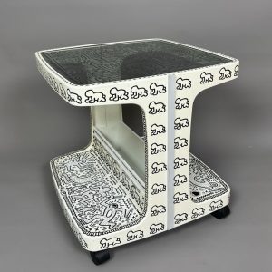 Keith HARING (1958-1990), Attribué à.  Table sur roulettes Pop Shop ,1990.