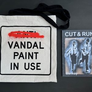 BANKSY (Né en 1974)  Livre et son Tote bag par BANKSY vendu lors de l’exposition Banksy, Glasgow,2023 - Gallery of Modern Art.