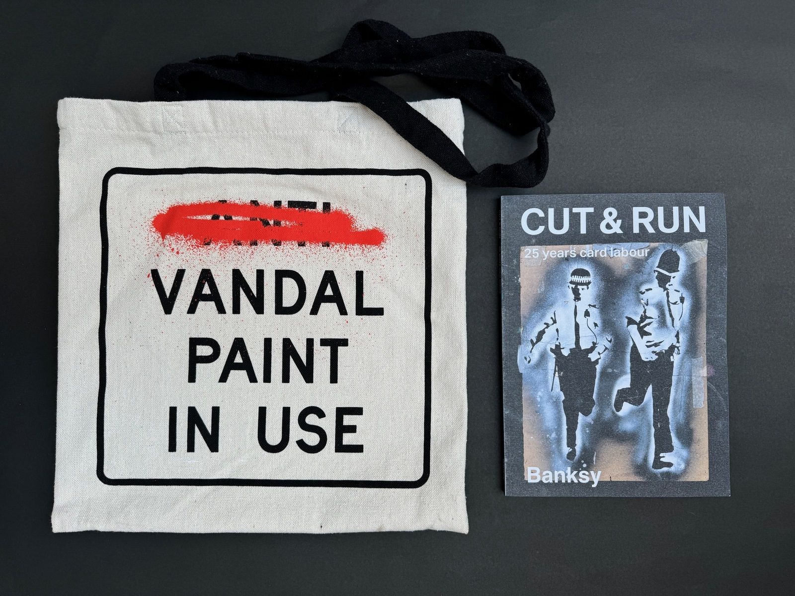BANKSY (Né en 1974) Livre et son Tote bag par BANKSY vendu lors de l’exposition Banksy, Glasgow,2023 - Gallery of Modern Art.