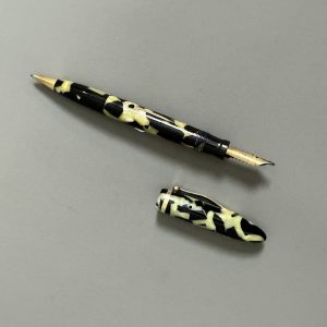 SHEAFFER’S – Stylo mine de plomb et plume en résine façon écaille de tortue, marbrée et noire, Edition limitée , numérotée 2527/6000, dans son coffret d’origine.