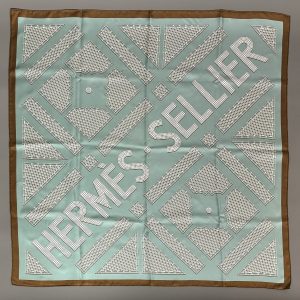 HERMES Paris. Carré en twill de soie modèle "HERMES -SELLIER «. Jardins à la Française.  90 x 90 cm (état d'usage).