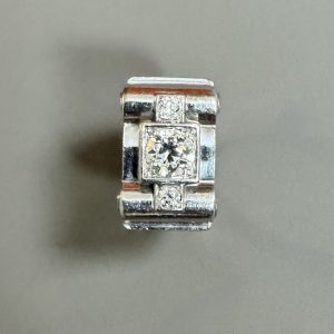 BAGUE TANK ANNEES 1940 en platine et diamants, présentant un diamant taille brillant ancienne de plus de 1,40 carats. Poids brut : 12 g TDD : 54 - Dimensions diamant : 7,2 x 7,4 x 4,5 mm. A diamond platinum ring.