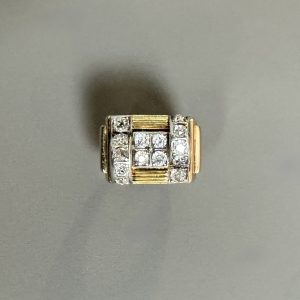 TRAVAIL ANNEE 40. BAGUE TANK en or jaune 18k (750 millièmes) à motifs de rouleaux et diamants taille ancienne.TDD.54 – Poids brut : 11 gr.