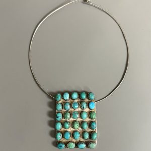 COLLIER MODERNISTE EN ARGENT 925 °/°° ET TURQUOISES et son tour de cou. La plaque : 7 x 5 cm. Poids brut :80gr.
