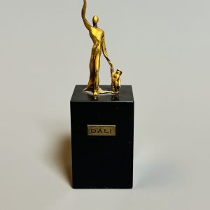 Salvador DALI (1904-1989).    « Salvador Dalí donnant la main à son père ». 1972.